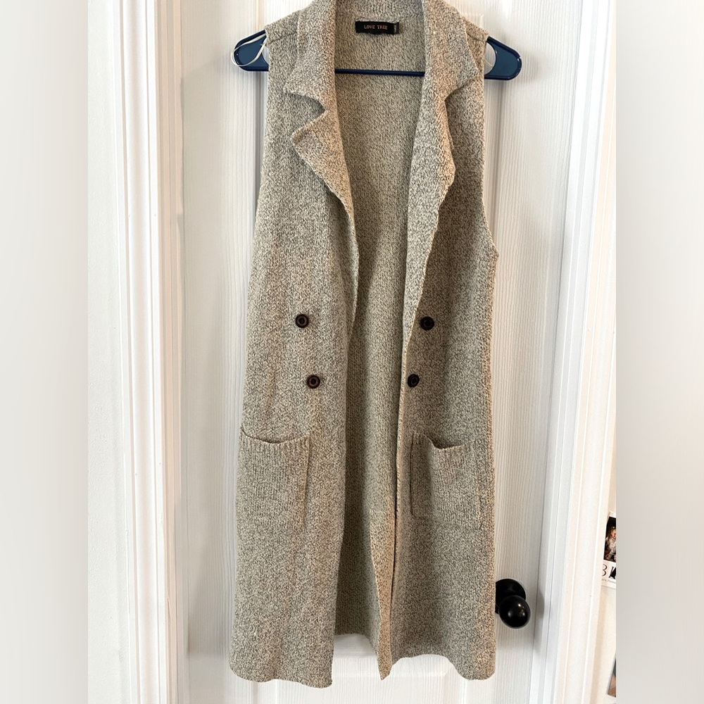 Long knitted vest with pockets